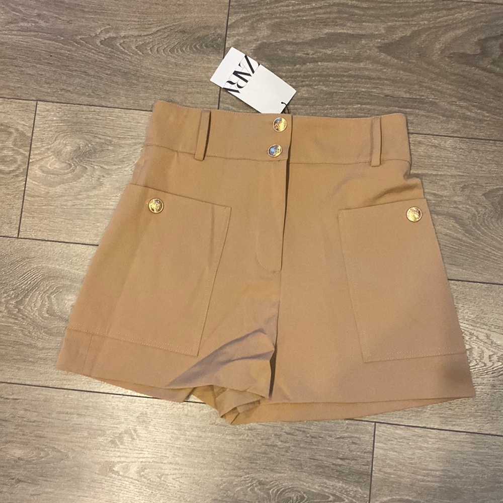 High waisted shorts with gold details